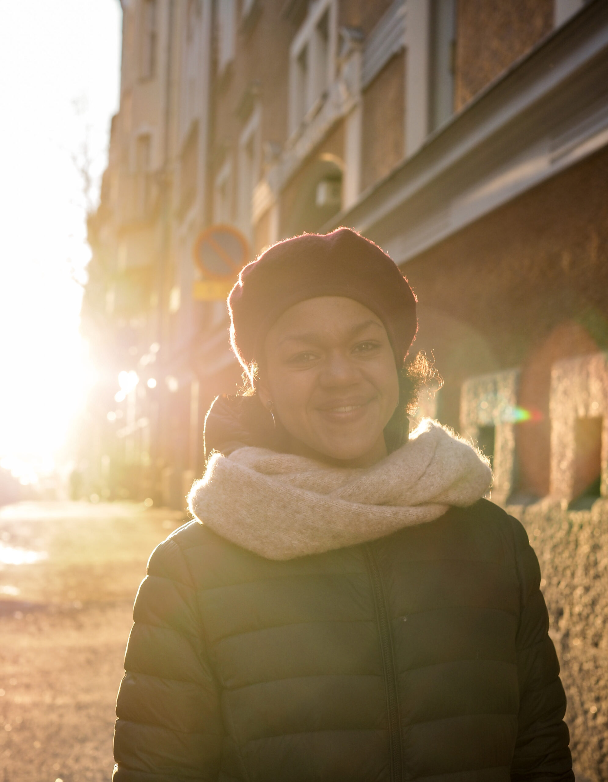 Julia Silverio hymyilee pehmeässä muotokuvassa.