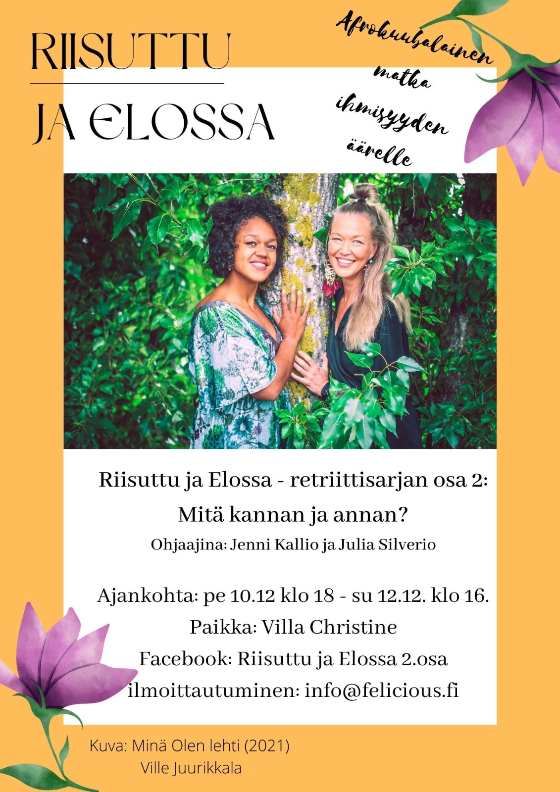 Julia työskentelee osallistujien kanssa lähikuvassa.
